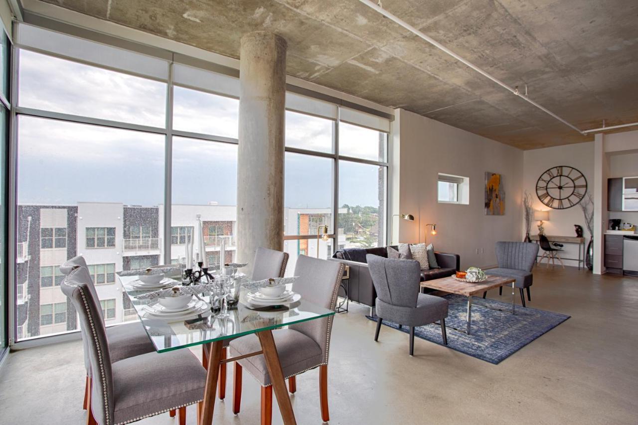 Gaze At Sprawling Vistas Through Walls Of Windows Holiday home