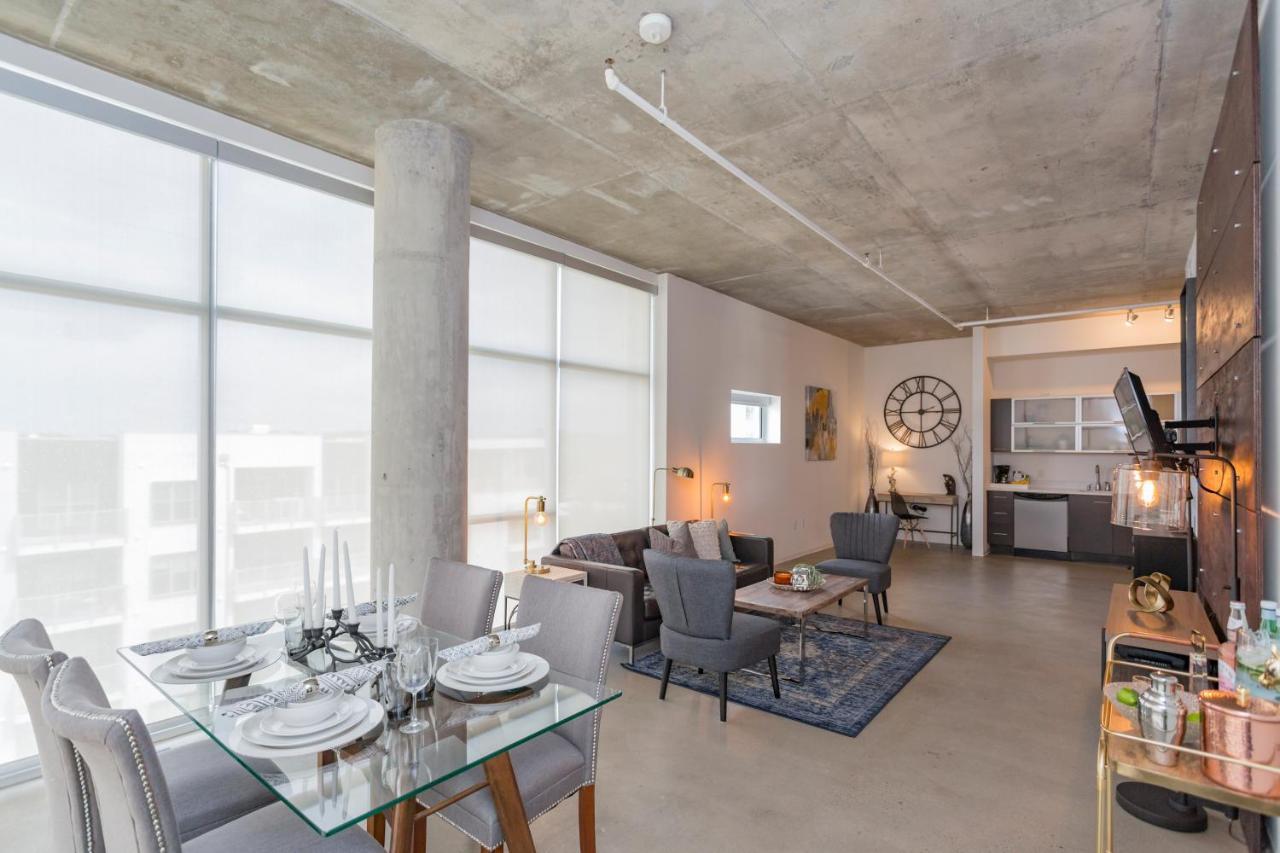 Gaze At Sprawling Vistas Through Walls Of Windows Holiday home *